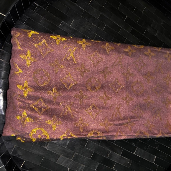 Louis Vuitton Monogramed Silk Shawl. 60% silk, 40% wool. - Picture 10 of 15
